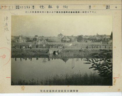 河边小路与房屋亭子风景.jpg