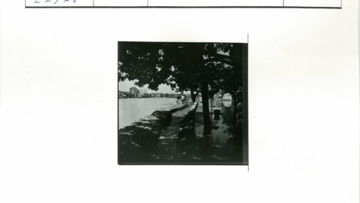 河边小路与石墙行人背影.jpg