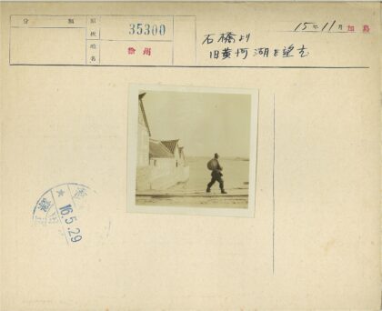 河边小路提篮行人.jpg