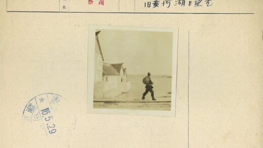 河边小路提篮行人.jpg