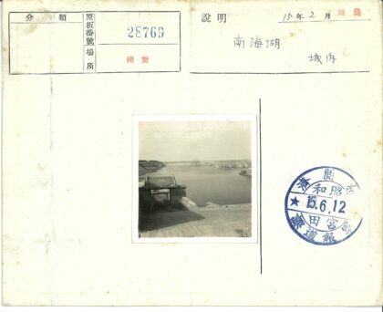 河边山谷传统瓦顶建筑风光.jpg