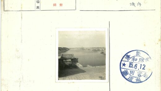 河边山谷传统瓦顶建筑风光.jpg