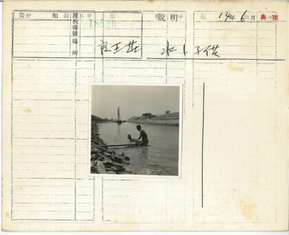 河边岩石与帆船风景.jpg