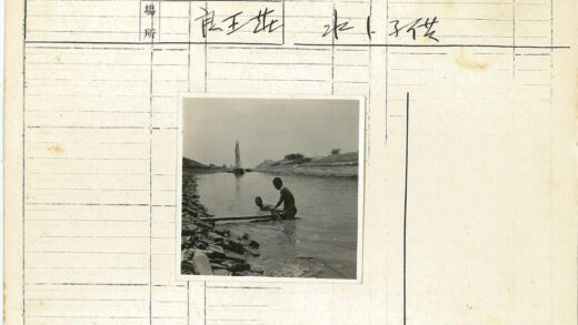 河边岩石与帆船风景.jpg