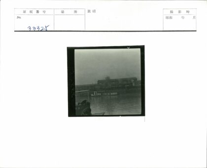 河边工业区仓库与船只.jpg