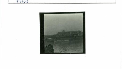 河边工业区仓库与船只.jpg