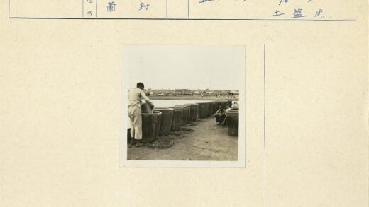 河边工人与孩童的旧时光.jpg
