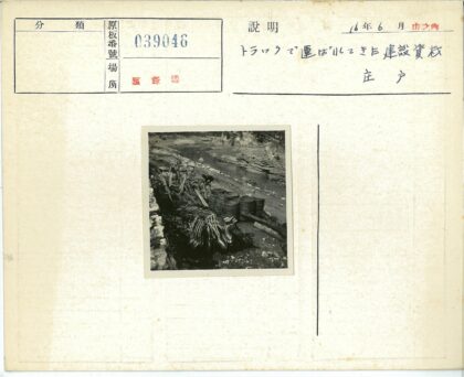 河边工人与工具劳作场景.jpg