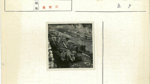 河边工人与工具劳作场景.jpg