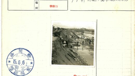 河边工人修筑堤防道路.jpg