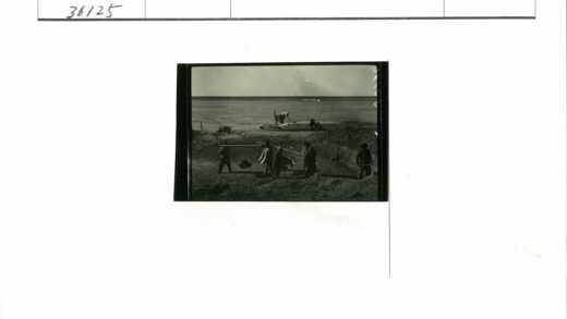 河边工人挖土运土船靠岸.jpg