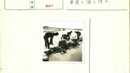 河边工人搬运材料的劳动场景.jpg