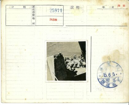 河边工人搬运石头建筑.jpg