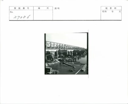 河边工地金属桥施工场景.jpg