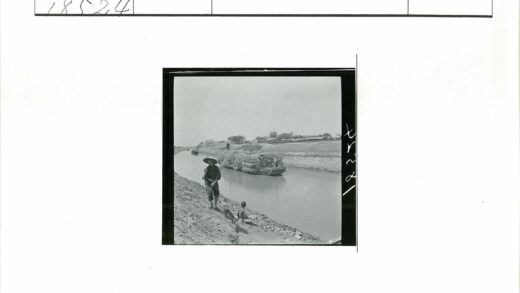 河边干草船与舵手风景.jpg