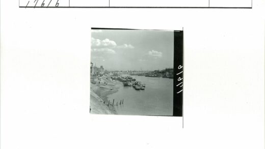 河边建筑与行人景色.jpg