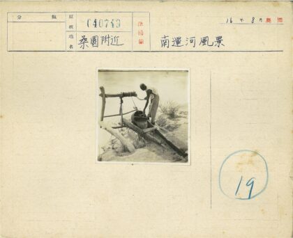 河边手抽水机操作场景.jpg