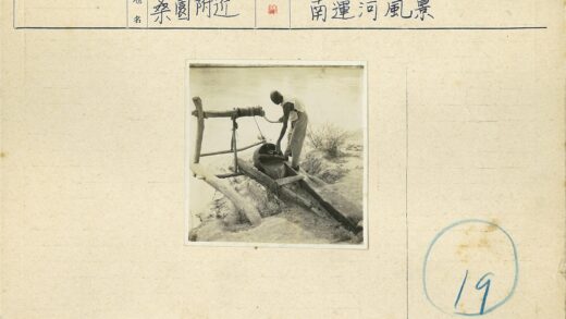 河边手抽水机操作场景.jpg