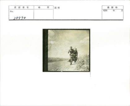 河边扛轭的农人.jpg