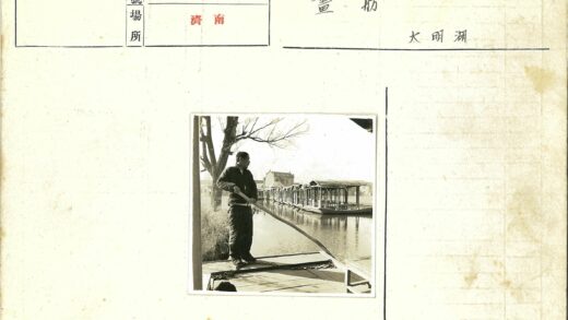 河边持桨人与篷船景.jpg