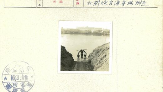 河边挑水工的工业背影.jpg