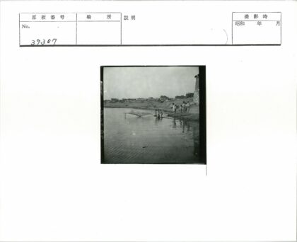 河边捕鱼与村庄风光.jpg