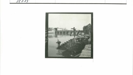 河边提水桶与拱桥行人景.jpg