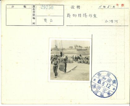 河边搬运麻袋与船只场景.jpg