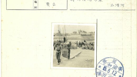 河边搬运麻袋与船只场景.jpg