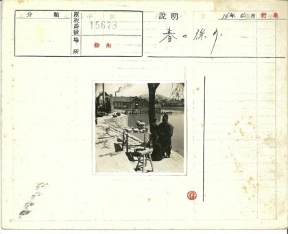 河边摊贩与河岸民居.jpg