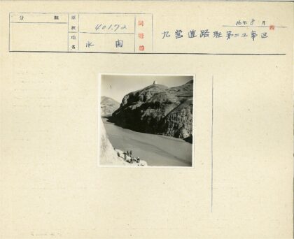 河边斜坡与山顶塔楼风景.jpg