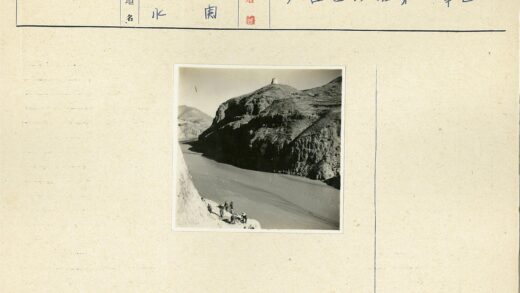 河边斜坡与山顶塔楼风景.jpg