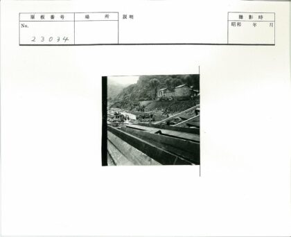 河边木工与山坡建筑.jpg