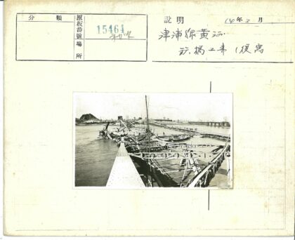 河边木架小船与桥景.jpg