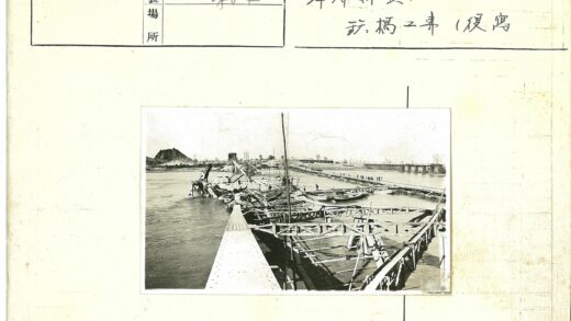 河边木架小船与桥景.jpg