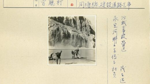 河边木筏与悬崖工作场景.jpg