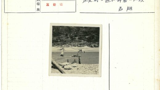 河边木筏与缆绳巨石景观.jpg