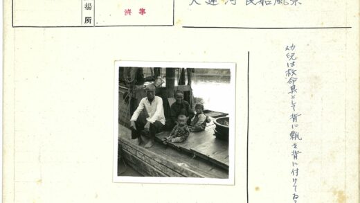 河边木船上的家庭时光.jpg