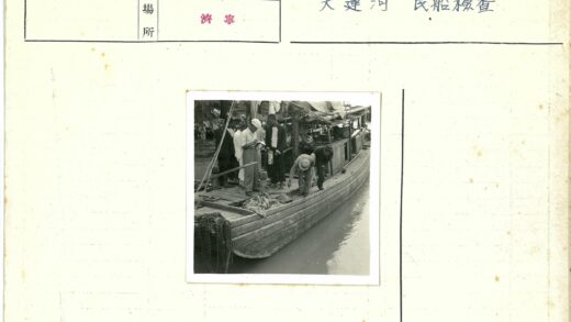 河边木船上的工作场景.jpg