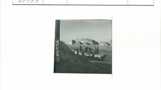 河边木船与巨岩风光.jpg