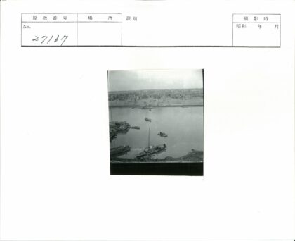 河边村庄行船旧影.jpg