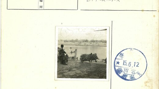 河边村民与船只生活场景.jpg