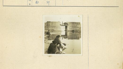 河边沐浴古桥倒影.jpg