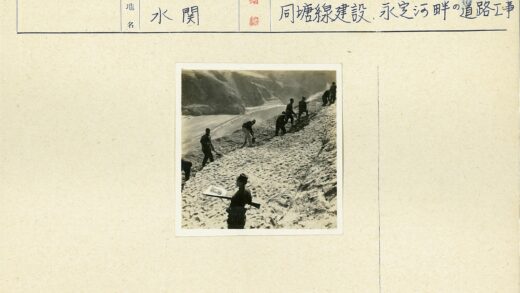河边沙坡集体劳作.jpg