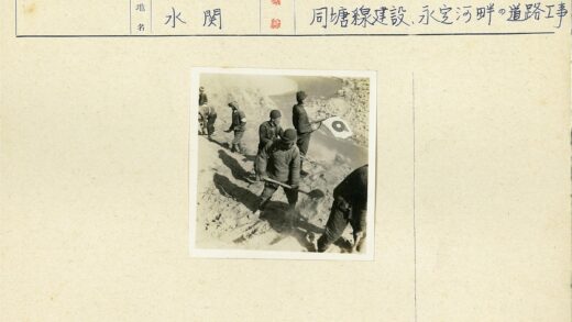 河边沙山铲土举旗工作场景.jpg