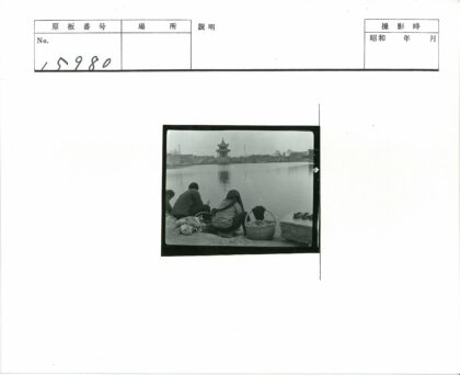 河边洗衣与宝塔风光.jpg