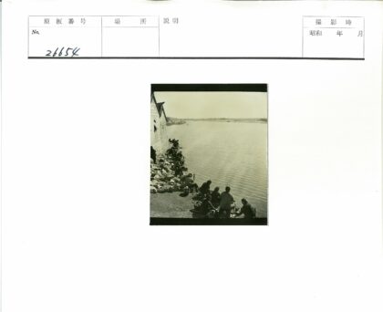 河边洗衣与石建筑.jpg