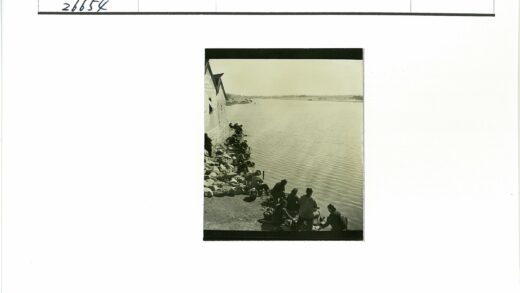 河边洗衣与石建筑.jpg