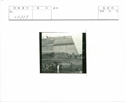 河边洗衣场景与石墙建筑.jpg