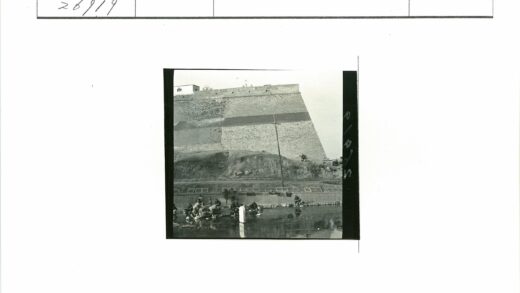 河边洗衣场景与石墙建筑.jpg